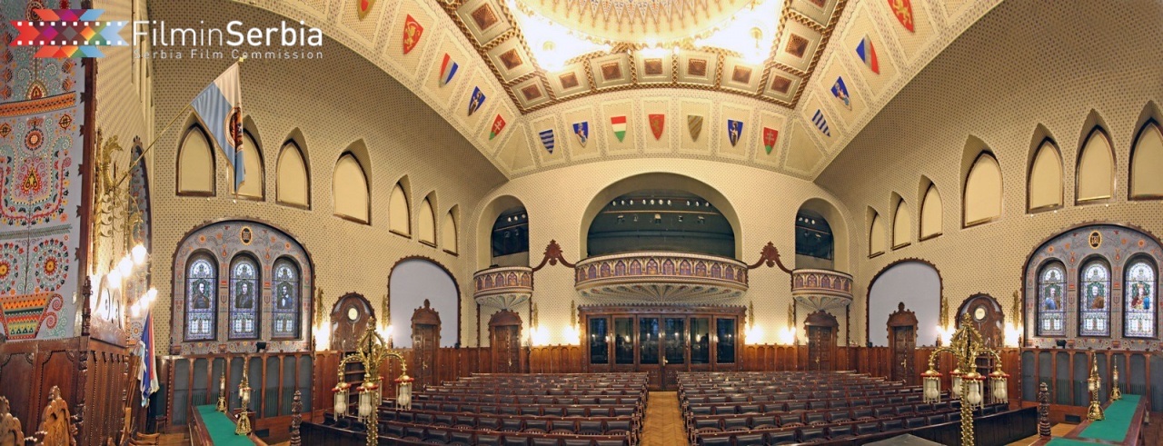 A szabadkai Városháza Díszterme (Nagy Tanácsterem) – panoráma a padsorokkal, üvegablakokkal és a mennyezeti címersorral